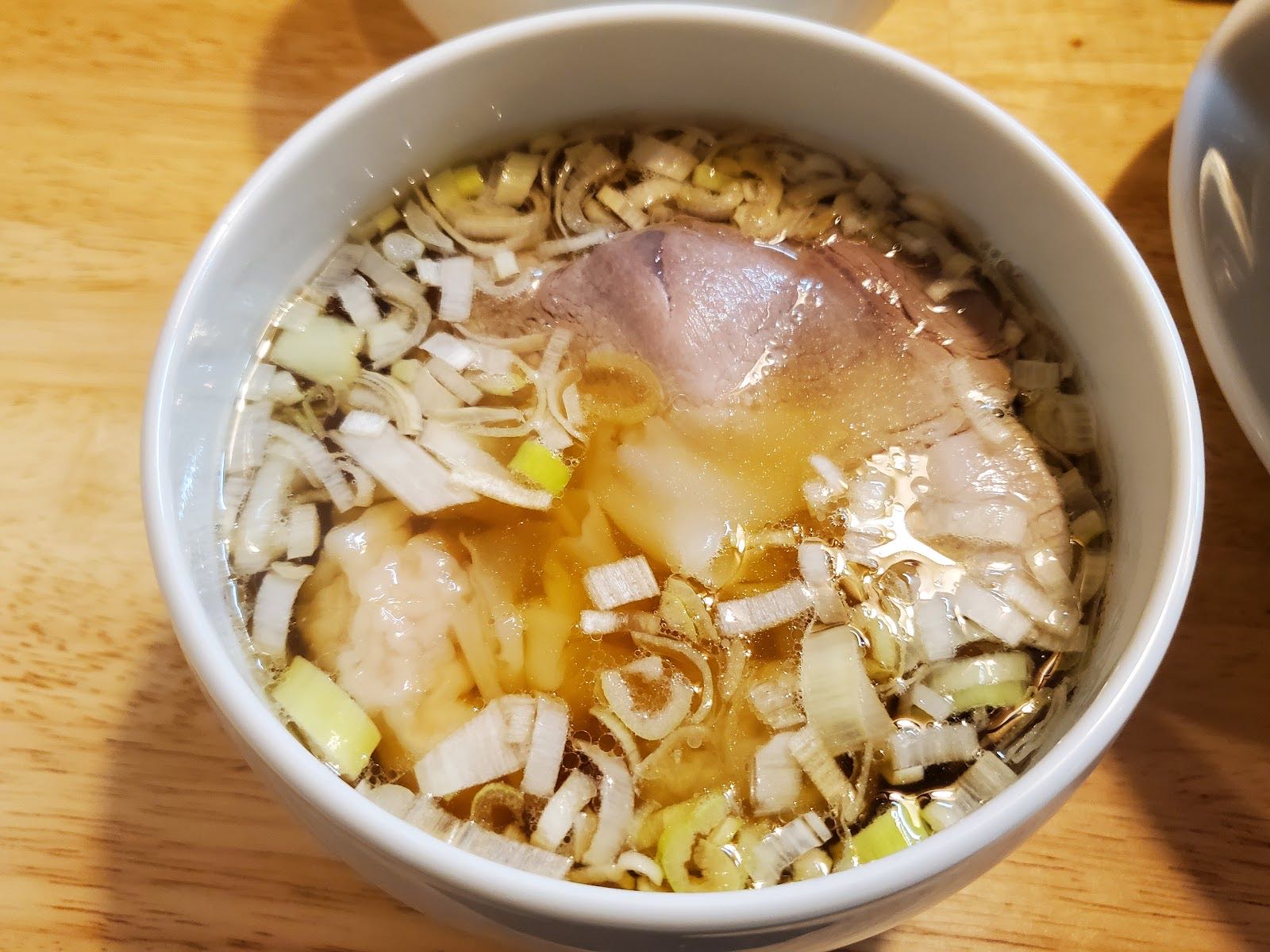 Un bol cubierto de cebolleta picada